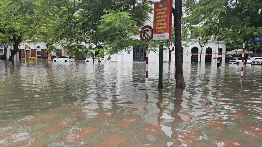 Mưa lớn cùng với triều cường, nhiều tuyến phố ở Hải Phòng chìm trong biển nước - Ảnh 2.