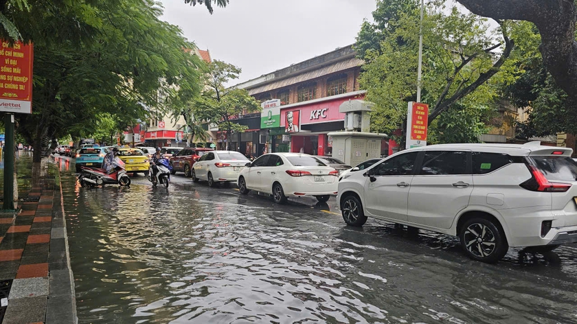 Mưa lớn cùng với triều cường, nhiều tuyến phố ở Hải Phòng chìm trong biển nước - Ảnh 5.