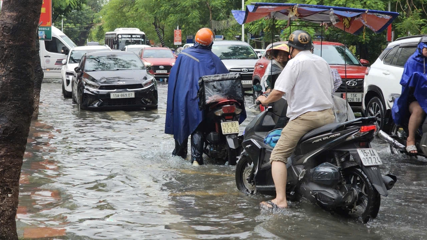 Mưa lớn cùng với triều cường, nhiều tuyến phố ở Hải Phòng chìm trong biển nước - Ảnh 7.