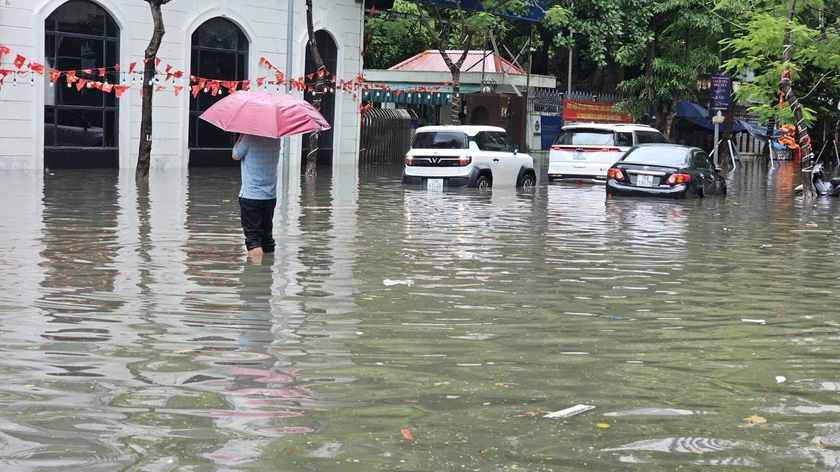 Mưa lớn cùng với triều cường, nhiều tuyến phố ở Hải Phòng chìm trong biển nước - Ảnh 10.