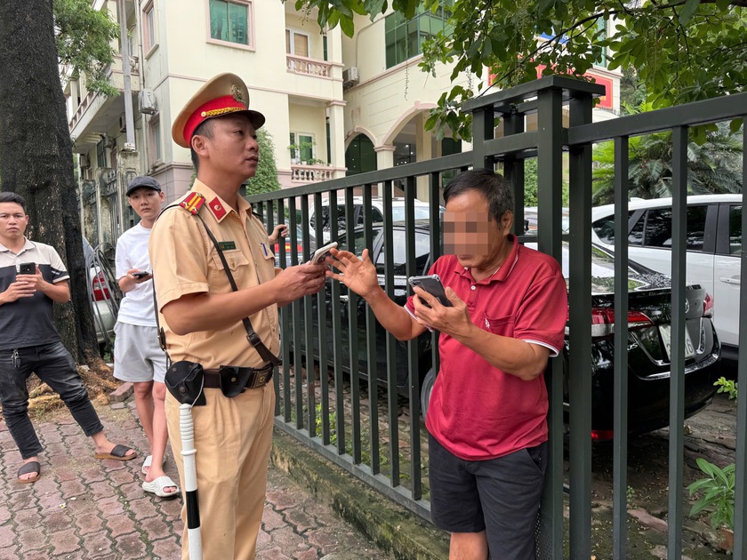 Ngăn chặn tài xế lái xe ngược chiều, nồng độ cồn vượt xa mức cho phép trên đường Vành đai 3 - Ảnh 1.