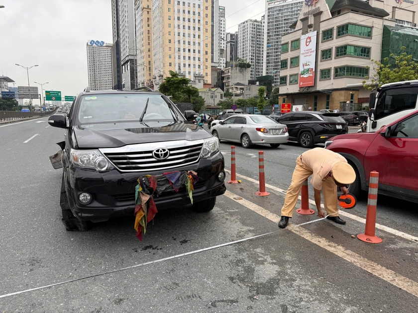 Ngăn chặn tài xế lái xe ngược chiều, nồng độ cồn vượt xa mức cho phép trên đường Vành đai 3 - Ảnh 2.