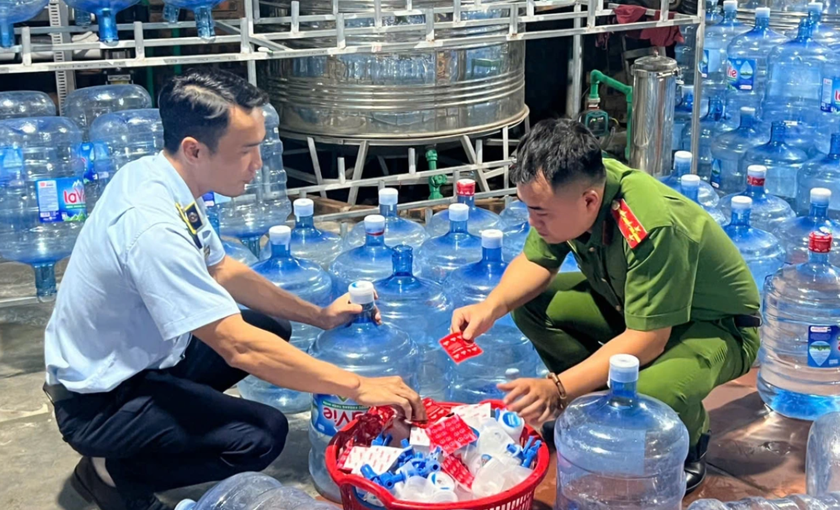 Khởi tố nhóm đối tượng sản xuất và bán 20.000 bình nước Lavie giả tại Hà Nội - Ảnh 1.