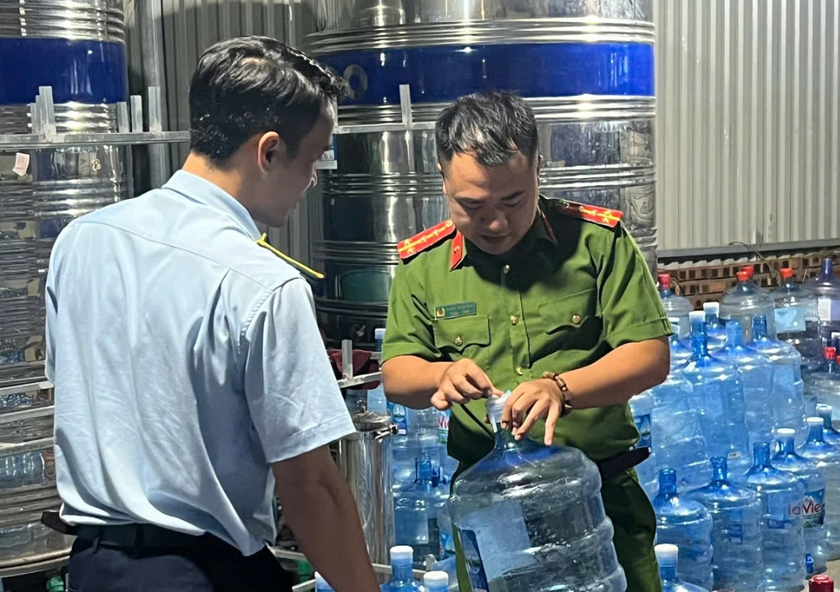 Khởi tố nhóm đối tượng sản xuất và bán 20.000 bình nước Lavie giả tại Hà Nội - Ảnh 2.