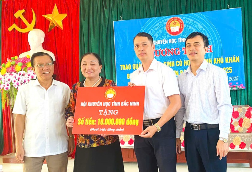 Hội Khuyến học Bắc Ninh trao gửi những phần quà nghĩa tình đến học sinh vùng bão lũ - Ảnh 2.