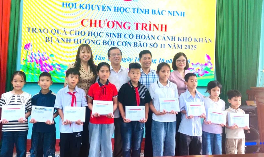 Hội Khuyến học Bắc Ninh trao gửi những phần quà nghĩa tình đến học sinh vùng bão lũ - Ảnh 3.