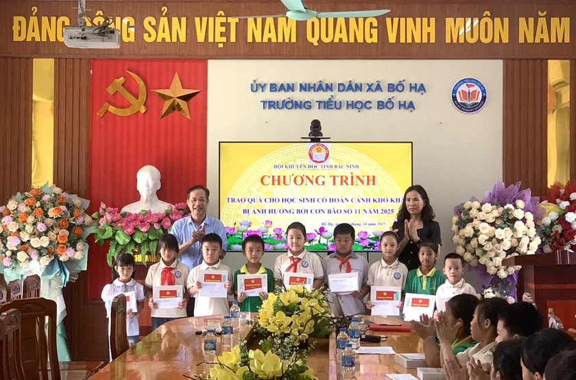Hội Khuyến học Bắc Ninh trao gửi những phần quà nghĩa tình đến học sinh vùng bão lũ - Ảnh 1.