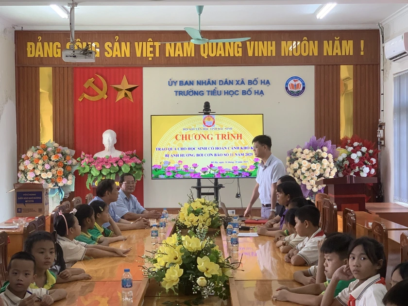 Hội Khuyến học Bắc Ninh trao gửi những phần quà nghĩa tình đến học sinh vùng bão lũ - Ảnh 7.