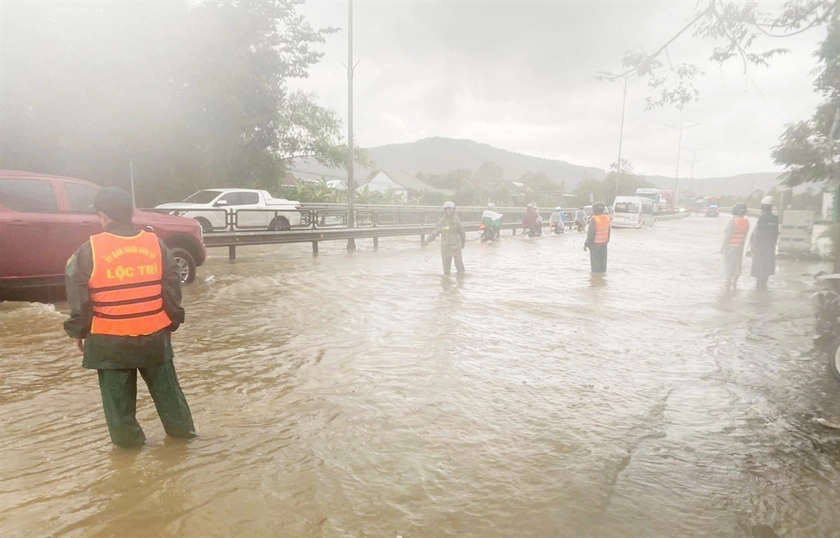 Sạt lở bờ sông tại Chân Mây - Lăng Cô, thành phố Huế khẩn trương ứng phó, bảo vệ nhà dân - Ảnh 2.
