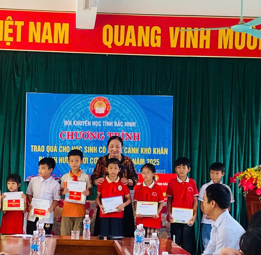 Hội Khuyến học Bắc Ninh trao gửi những phần quà nghĩa tình đến học sinh vùng bão lũ - Ảnh 5.