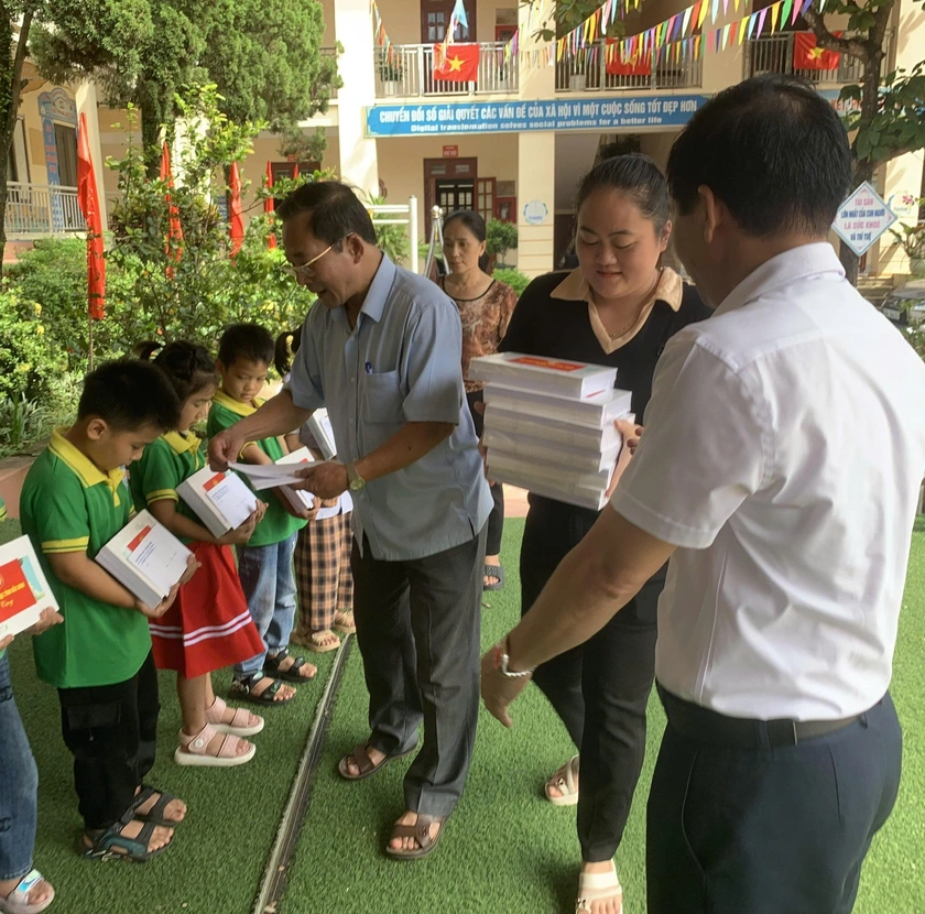 Hội Khuyến học Bắc Ninh trao gửi những phần quà nghĩa tình đến học sinh vùng bão lũ - Ảnh 4.