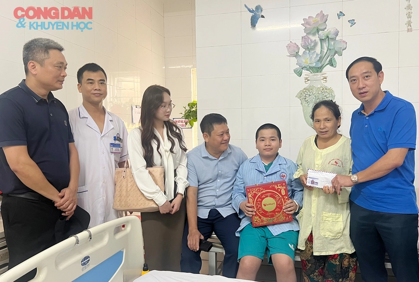 Trao 30 triệu đồng cho 2 em học sinh ở Nghệ An bị tai nạn liệt nửa người- Ảnh 3.