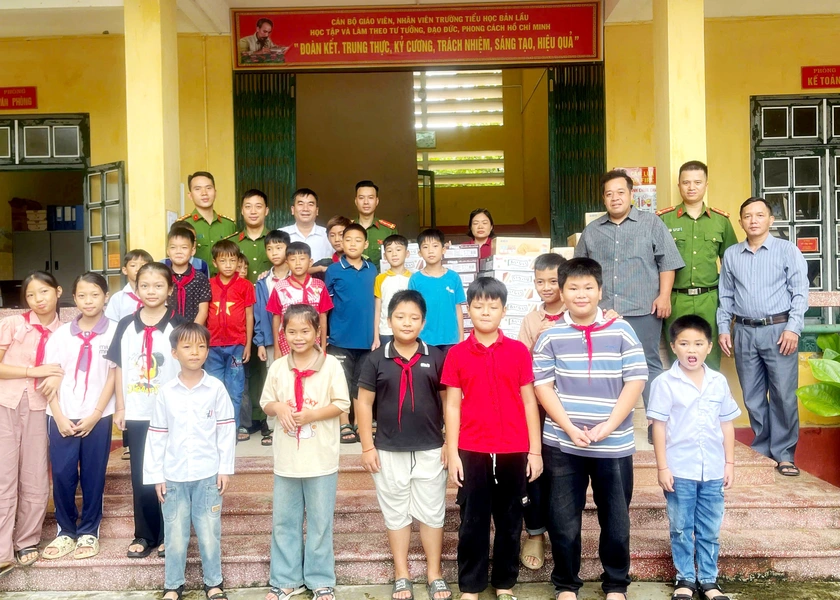 Trao tặng hơn 3.000 phần quà Trung thu cho trẻ em xã vùng cao biên giới Bản Lầu - Ảnh 3.