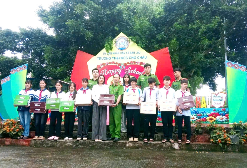 Trao tặng hơn 3.000 phần quà Trung thu cho trẻ em xã vùng cao biên giới Bản Lầu - Ảnh 2.