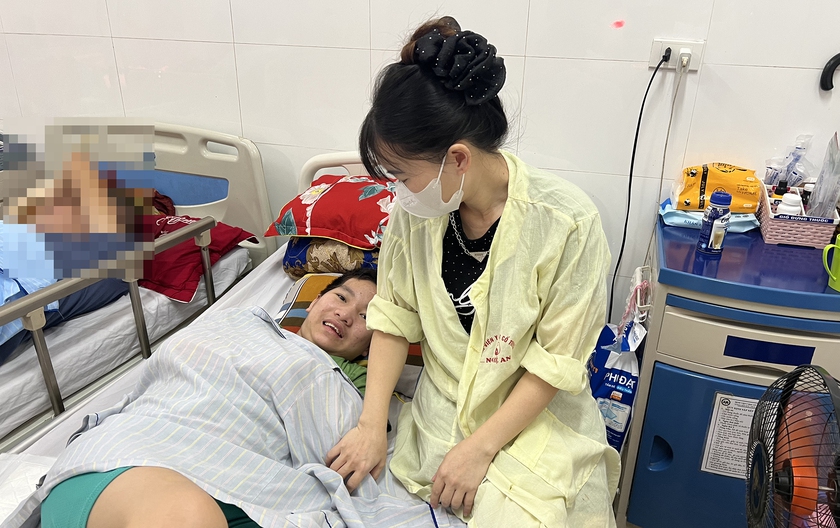 Trao 30 triệu đồng cho 2 em học sinh ở Nghệ An bị tai nạn liệt nửa người- Ảnh 2.