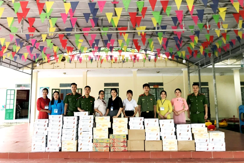 Trao tặng hơn 3.000 phần quà Tết Trung thu cho trẻ em xã vùng cao biên giới Bản Lầu - Ảnh 1.