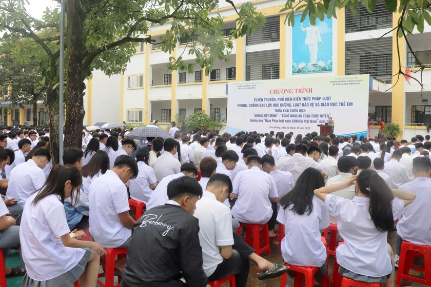 Lào Cai: Trang bị kiến thức, kỹ năng phòng, chống “bắc cóc onlie” trên không gian mạng cho học sinh - Ảnh 3.