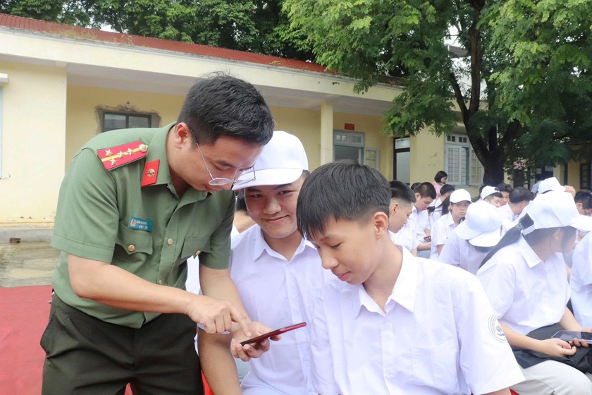 Lào Cai: Trang bị kiến thức, kỹ năng phòng, chống “bắc cóc onlie” trên không gian mạng cho học sinh - Ảnh 6.