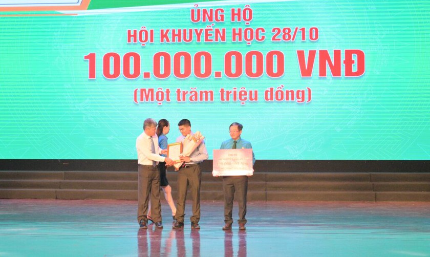 Quỹ Khuyến học 28/10 trao học bổng cho hơn 6 nghìn học sinh, sinh viên tiêu biểu - Ảnh 1.