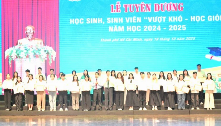 Quỹ Khuyến học 28/10 trao học bổng cho hơn 6 nghìn học sinh, sinh viên tiêu biểu - Ảnh 2.