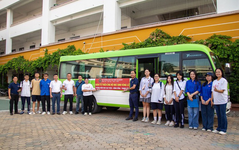 Hệ thống Giáo dục May Academy trao quà tặng gần 100 triệu đồng cho học sinh vùng lũ. Ảnh: BTC Hệ thống Giáo dục May Academy trao quà tặng gần 100 triệu đồng cho học sinh vùng lũ. Ảnh: BTC