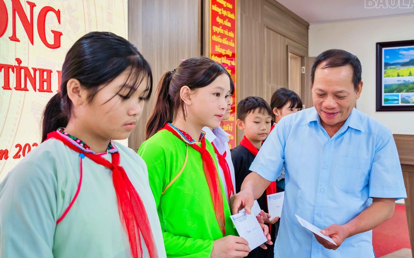 Hội Khuyến học Lào Cai trao học bổng cho học sinh vượt khó, hiếu học tại Mường Khương - Ảnh 2.