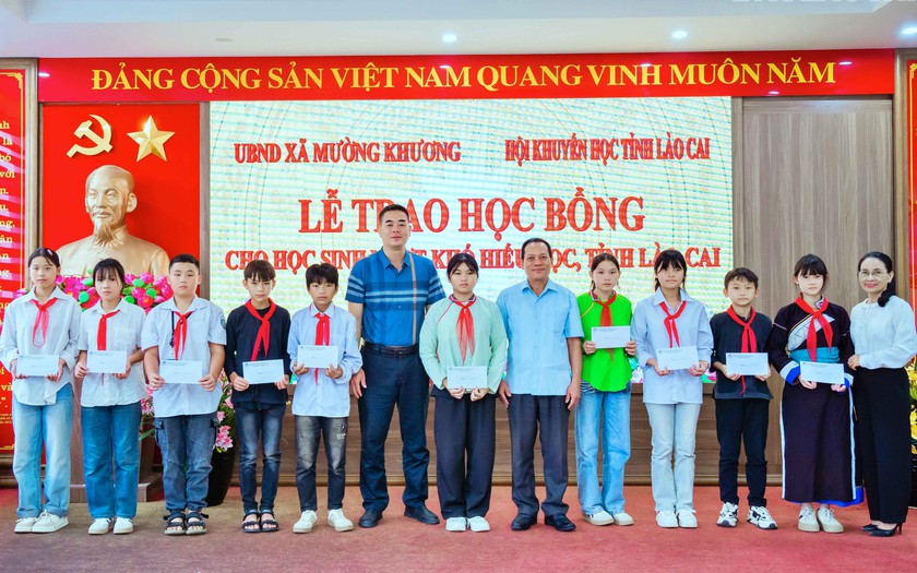 Hội Khuyến học Lào Cai trao học bổng cho học sinh vượt khó, hiếu học tại Mường Khương - Ảnh 1.