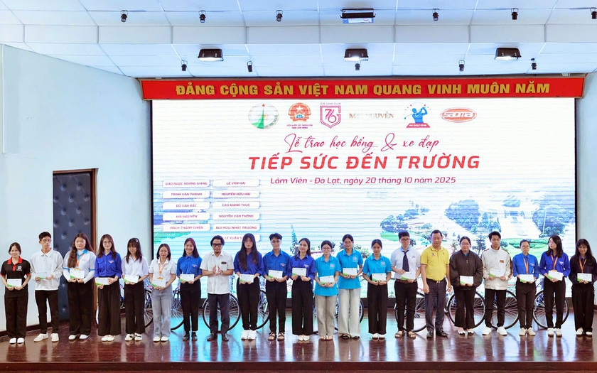 Trao học bổng, tiếp sức đến trường vì ngày mai tươi sáng - Ảnh 1.