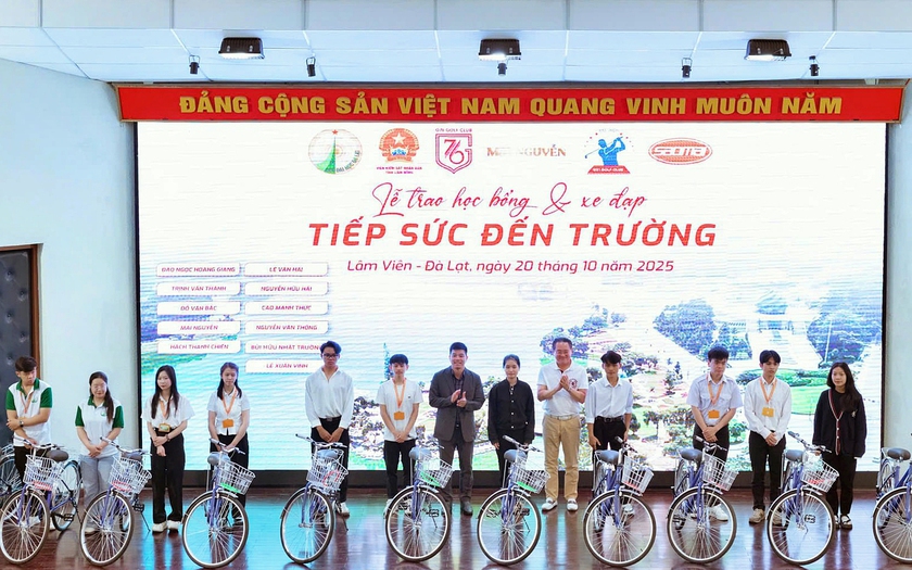 Trao học bổng, tiếp sức đến trường vì ngày mai tươi sáng - Ảnh 3.