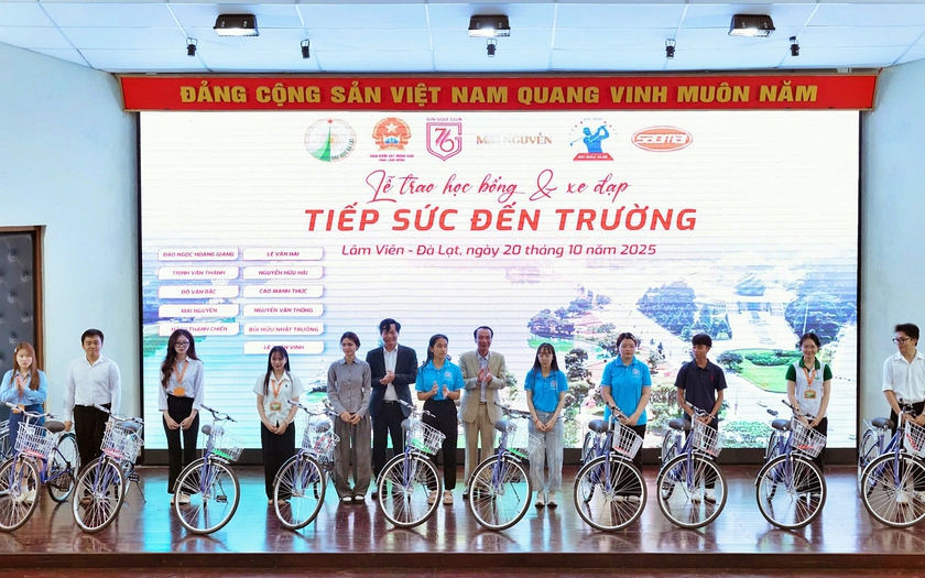 Trao học bổng, tiếp sức đến trường vì ngày mai tươi sáng - Ảnh 2.