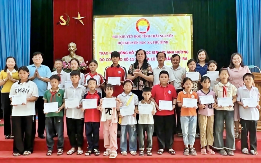 Hội Khuyến học Thái Nguyên trao 100 suất học bổng cho học sinh bị ảnh hưởng bão lũ - Ảnh 1.