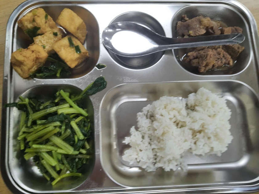 Cái khó của bữa ăn bán trú cấp 2: 35.000 đồng/bữa - làm sao đảm bảo chất lượng?- Ảnh 1.