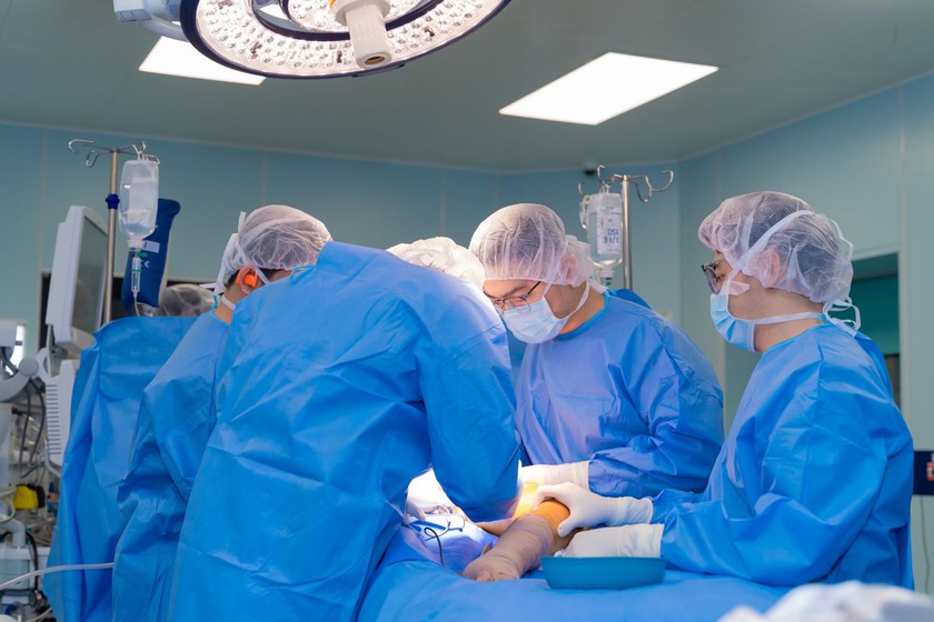 Bệnh nhi đầu tiên tại Việt Nam được thay thành công khớp háng bằng công nghệ in 3D - Ảnh 1.