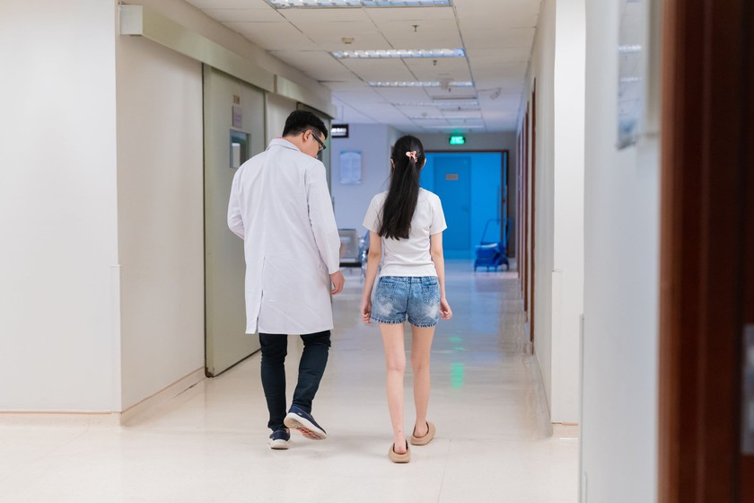 Bệnh nhi đầu tiên tại Việt Nam được thay thành công khớp háng bằng công nghệ in 3D - Ảnh 2.