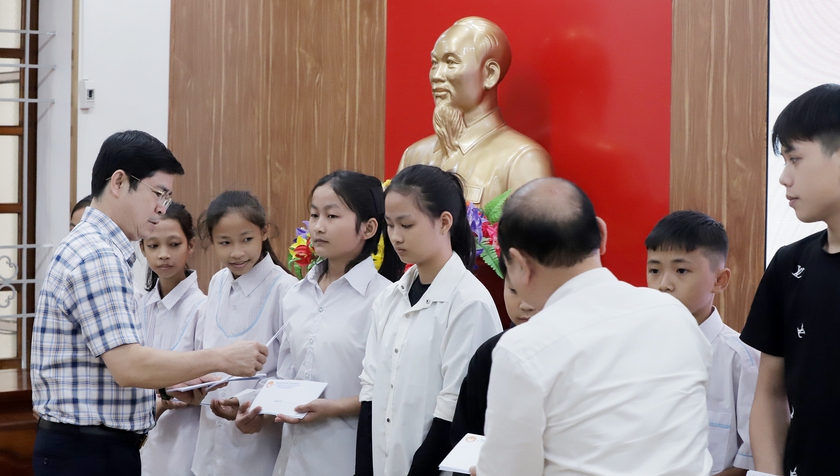 Trung ương Hội Khuyến học Việt Nam trao học bổng cho học sinh ở Nghệ An- Ảnh 7.