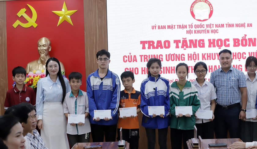 Trung ương Hội Khuyến học Việt Nam trao học bổng cho học sinh ở Nghệ An- Ảnh 9.
