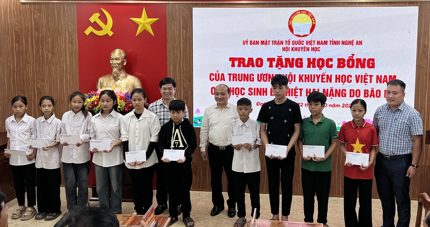 Trung ương Hội Khuyến học Việt Nam trao học bổng cho học sinh ở Nghệ An- Ảnh 8.