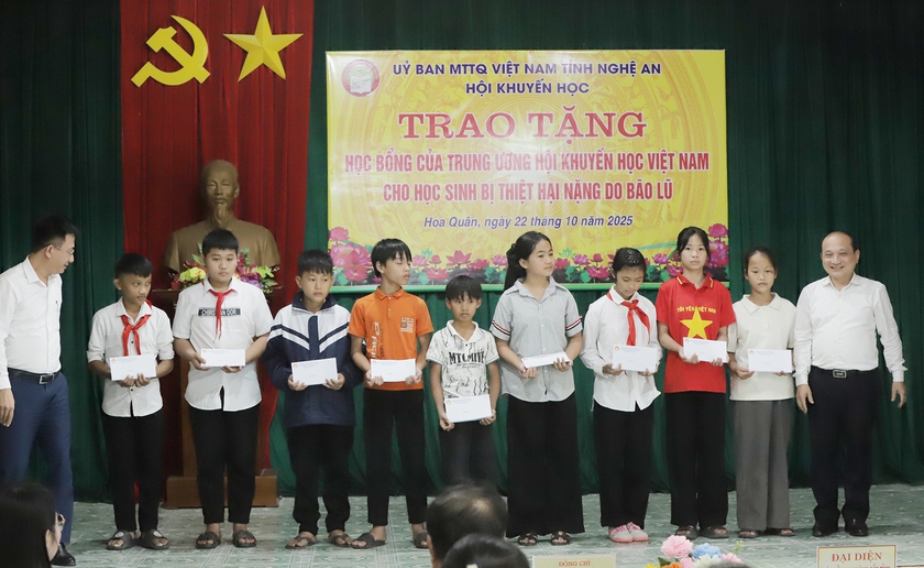 Trung ương Hội Khuyến học Việt Nam trao học bổng cho học sinh ở Nghệ An- Ảnh 10.