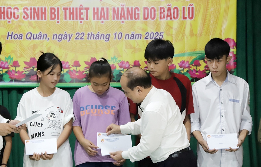 Trung ương Hội Khuyến học Việt Nam trao học bổng cho học sinh ở Nghệ An- Ảnh 5.