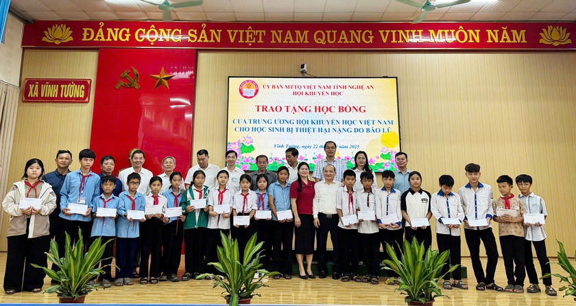 Trung ương Hội Khuyến học Việt Nam trao học bổng cho học sinh ở Nghệ An- Ảnh 12.