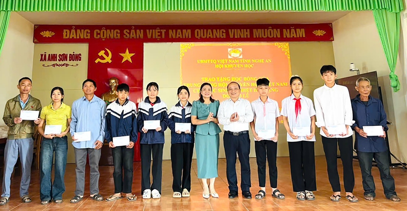 Trung ương Hội Khuyến học Việt Nam trao học bổng cho học sinh ở Nghệ An- Ảnh 13.