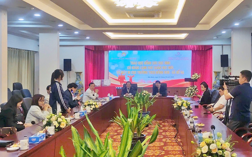 Hội Khuyến học tỉnh Bắc Ninh và nhà tài trợ trao học bổng 60 triệu đồng - Ảnh 2.