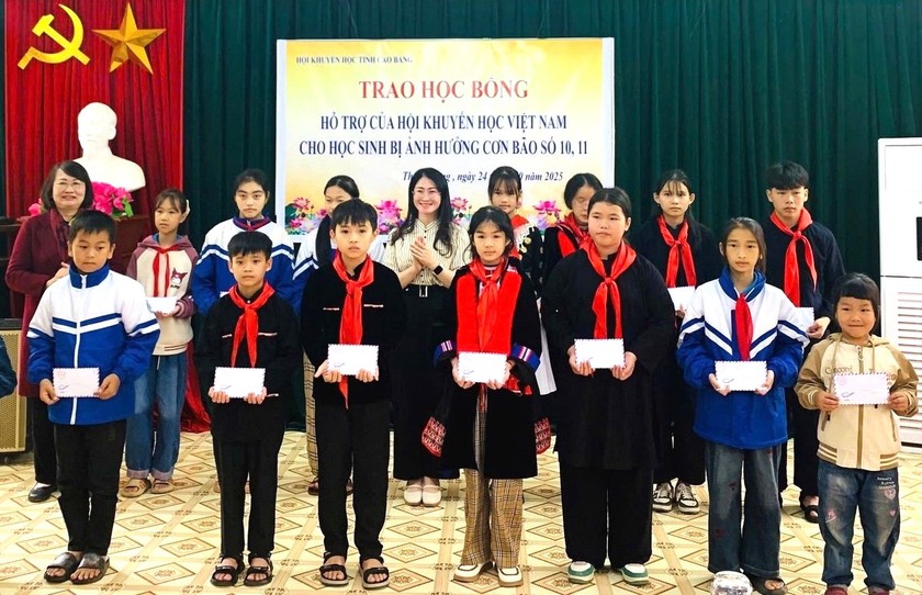 Hội Khuyến học tỉnh Cao Bằng trao 200 suất học bổng hỗ trợ học sinh vùng bị ảnh hưởng thiên tai - Ảnh 1.