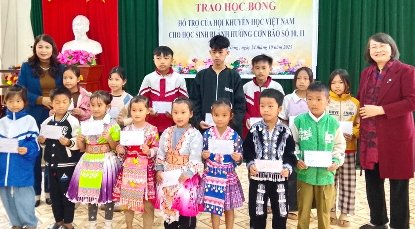Hội Khuyến học tỉnh Cao Bằng trao 200 suất học bổng hỗ trợ học sinh vùng bị ảnh hưởng thiên tai - Ảnh 2.