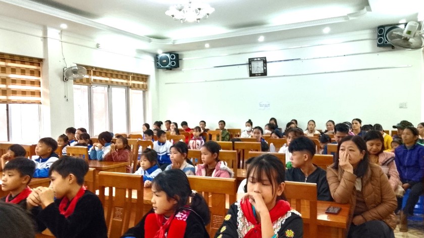 Hội Khuyến học tỉnh Cao Bằng trao 200 suất học bổng hỗ trợ học sinh vùng bị ảnh hưởng thiên tai - Ảnh 3.