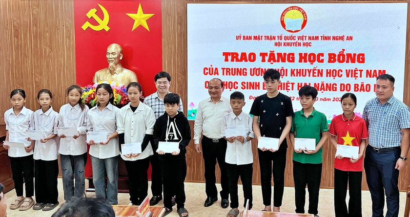 Quỹ Khuyến học Việt Nam trao gần 1 tỷ đồng hỗ trợ học sinh, sinh viên cùng bão lũ - Ảnh 3.