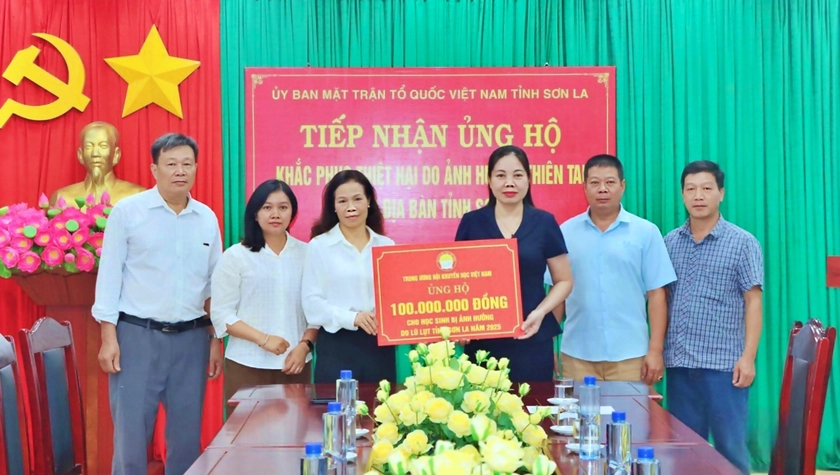 Quỹ Khuyến học Việt Nam trao gần 1 tỷ đồng hỗ trợ học sinh, sinh viên cùng bão lũ - Ảnh 1.