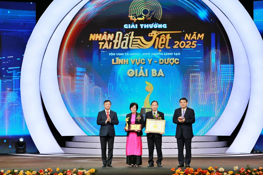 Những hình ảnh đẹp của Lễ Trao giải Nhân tài Đất Việt 2025 - Ảnh 23.