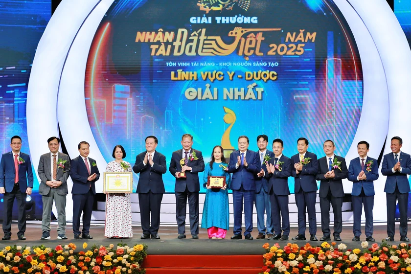 Những hình ảnh đẹp của Lễ Trao giải Nhân tài Đất Việt 2025 - Ảnh 25.