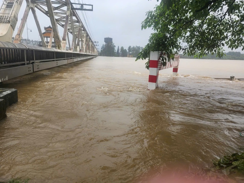 Đường sắt tạm dừng nhiều đôi tàu Bắc - Nam do lũ lớn miền Trung - Ảnh 2.